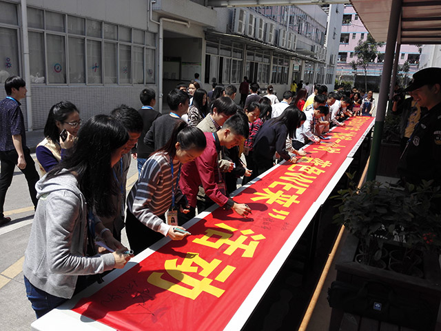 02宣穿簽字現(xiàn)場(chǎng).jpg 02宣穿簽字現(xiàn)場(chǎng).jpg